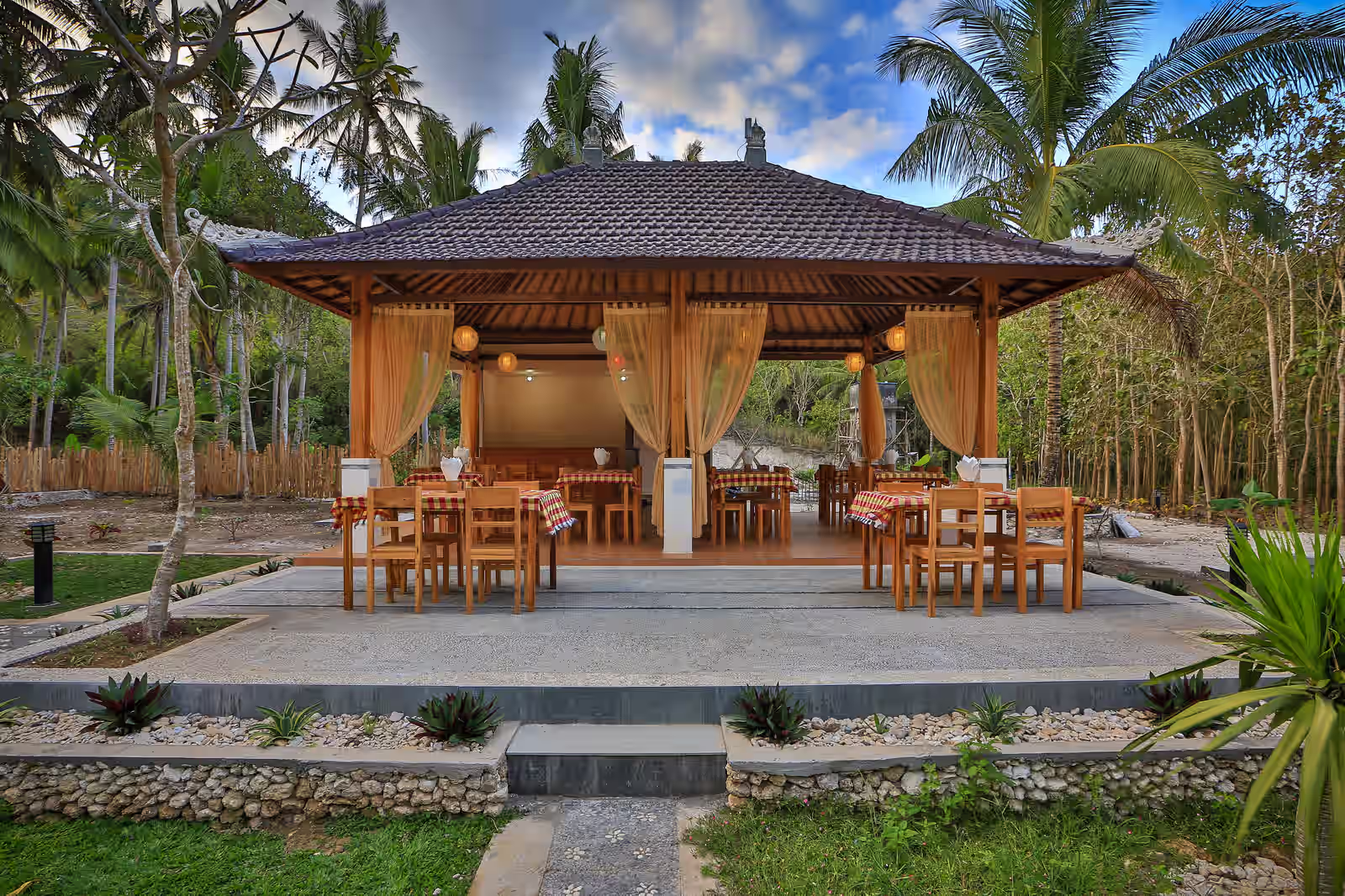 Open-air dining and tropical resort atmosphere at Mahaloka Valley in Nusa Penida